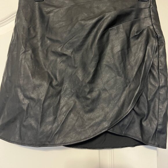 Abercrombie Black Faux Leather Petal Skirt - Size Small - Picture 1 of 3
